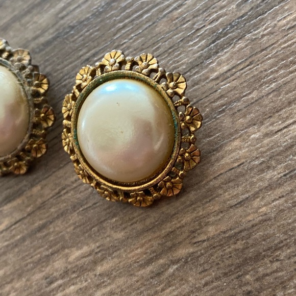 VINTAGE PEARL ROUND GOLD SEASHELL EDGE CLIP ON EARRINGS - Picture 9 of 10